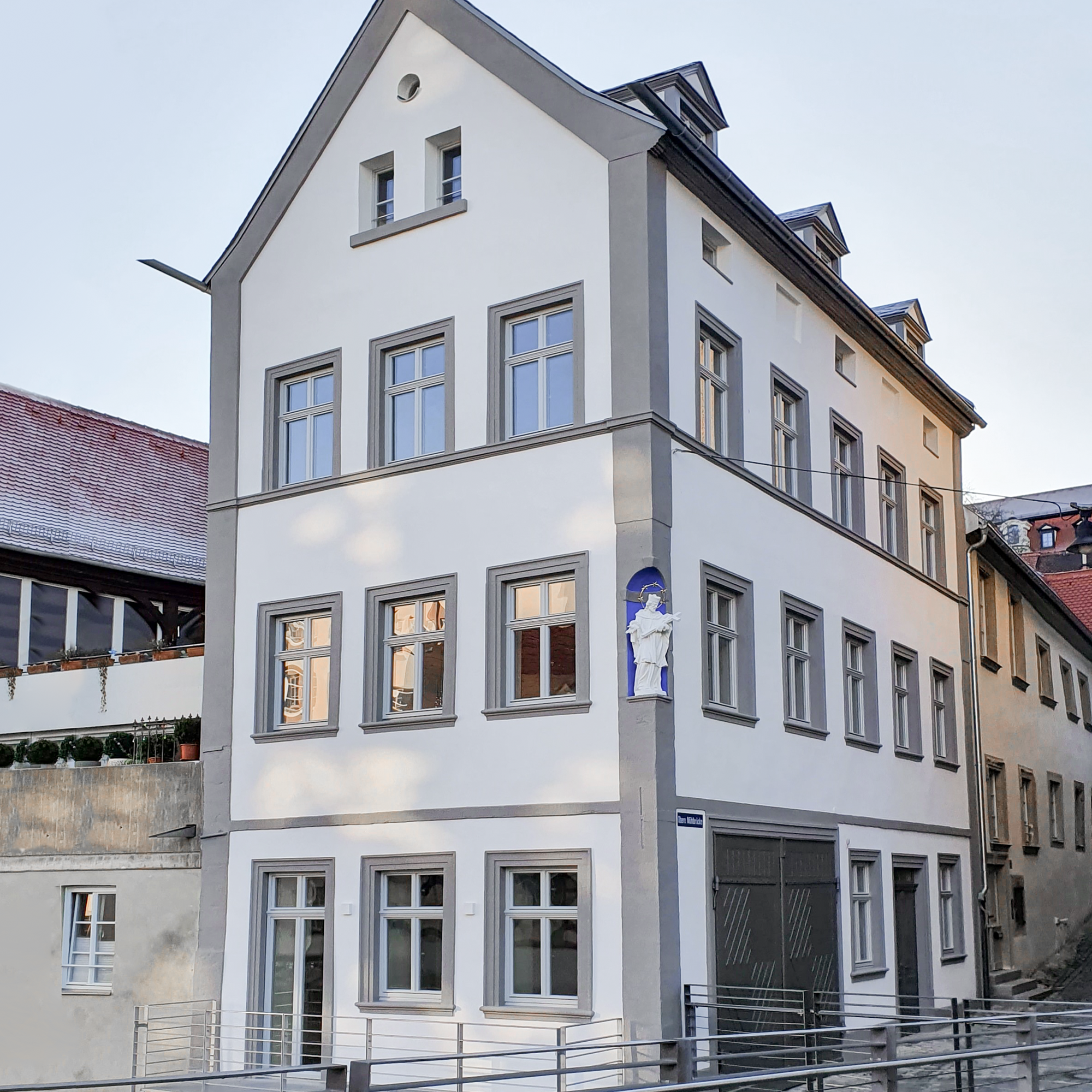 Einzeldenkmal mit weißer Fassade