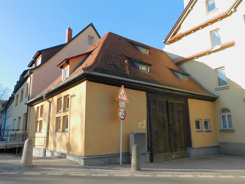Sanierte Künstlerscheune mit historischem Fachwerk und Holzdetails in Bamberg.